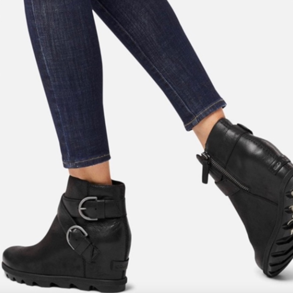 SOREL JOAN OF ARTIC II WEDGE BOOTIES, NWT, 7.5. Worn once.